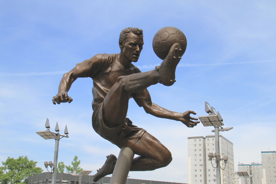 https://commons.wikimedia.org/wiki/File:Dennis_Bergkamp_statue.jpg